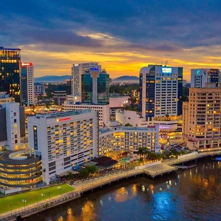 Riverbank Suites Waterfront Kuching Kültér fotó