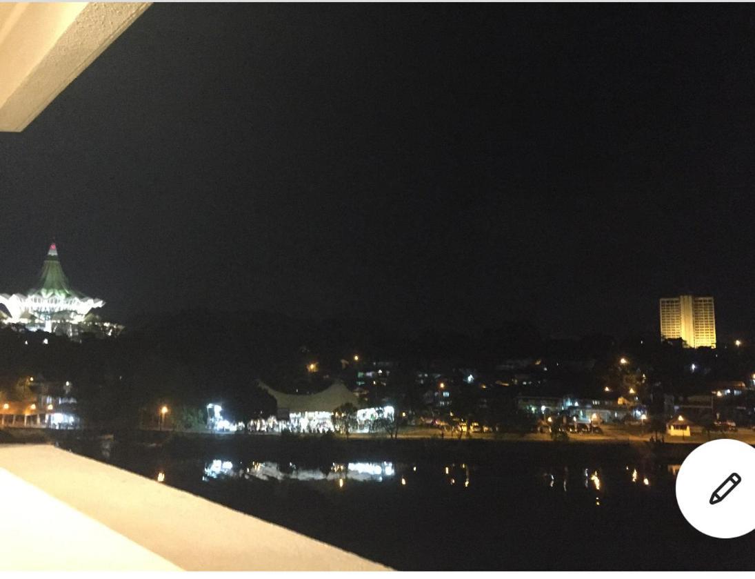 Riverbank Suites Waterfront Kuching Kültér fotó