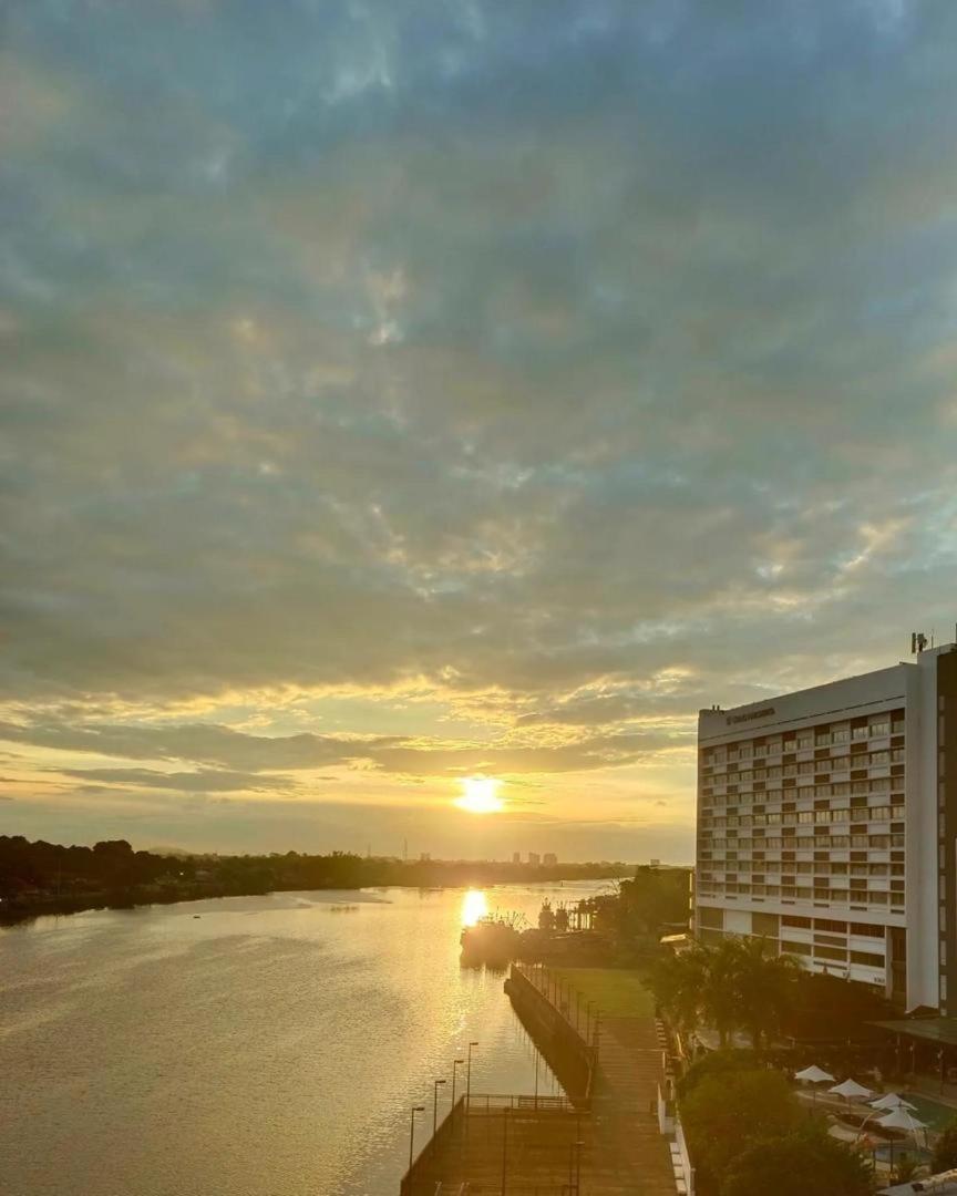 Riverbank Suites Waterfront Kuching Kültér fotó