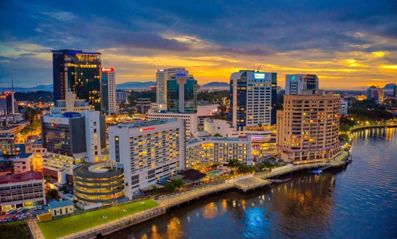 Riverbank Suites Waterfront Kuching Kültér fotó