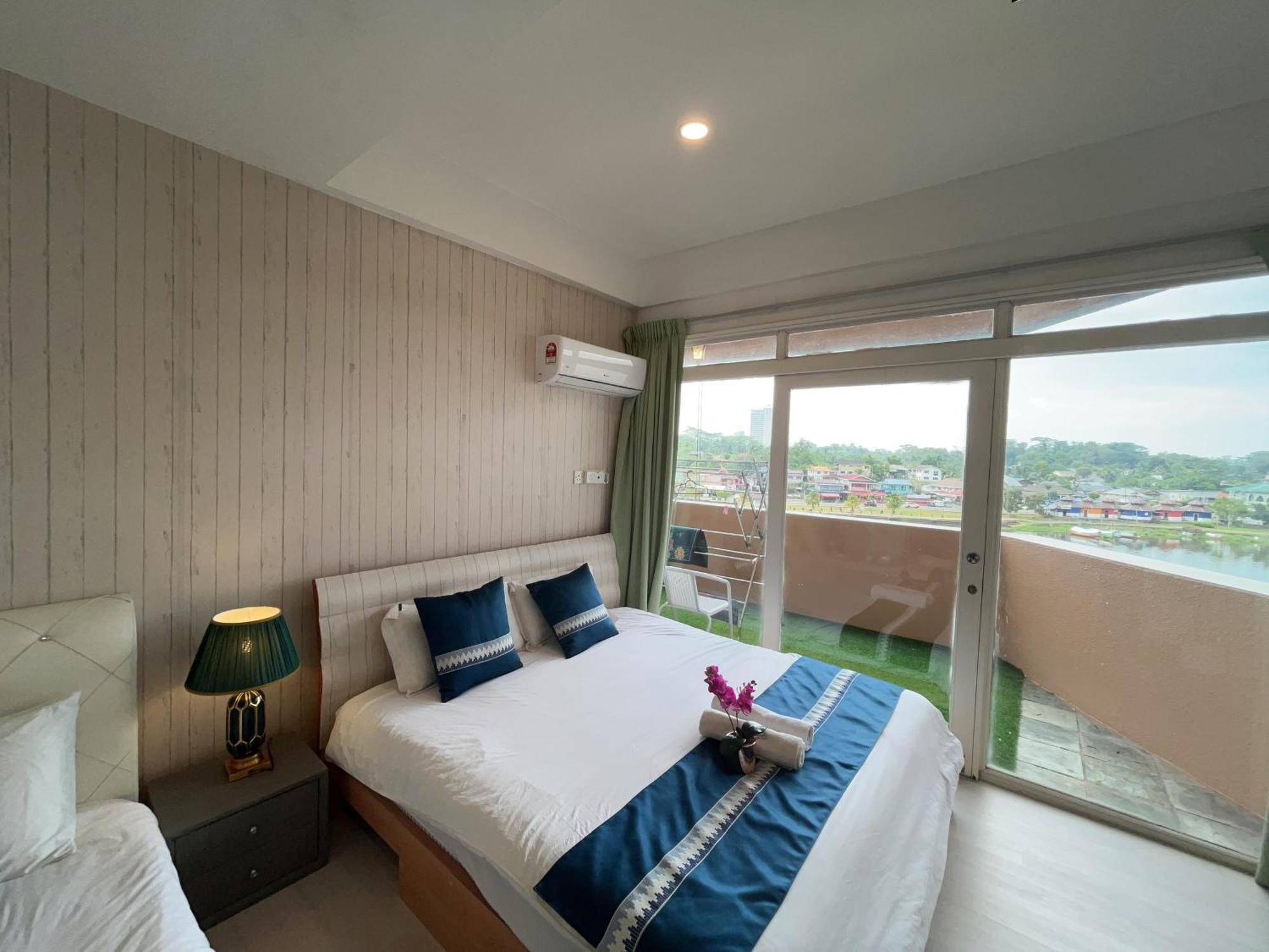 Riverbank Suites Waterfront Kuching Kültér fotó